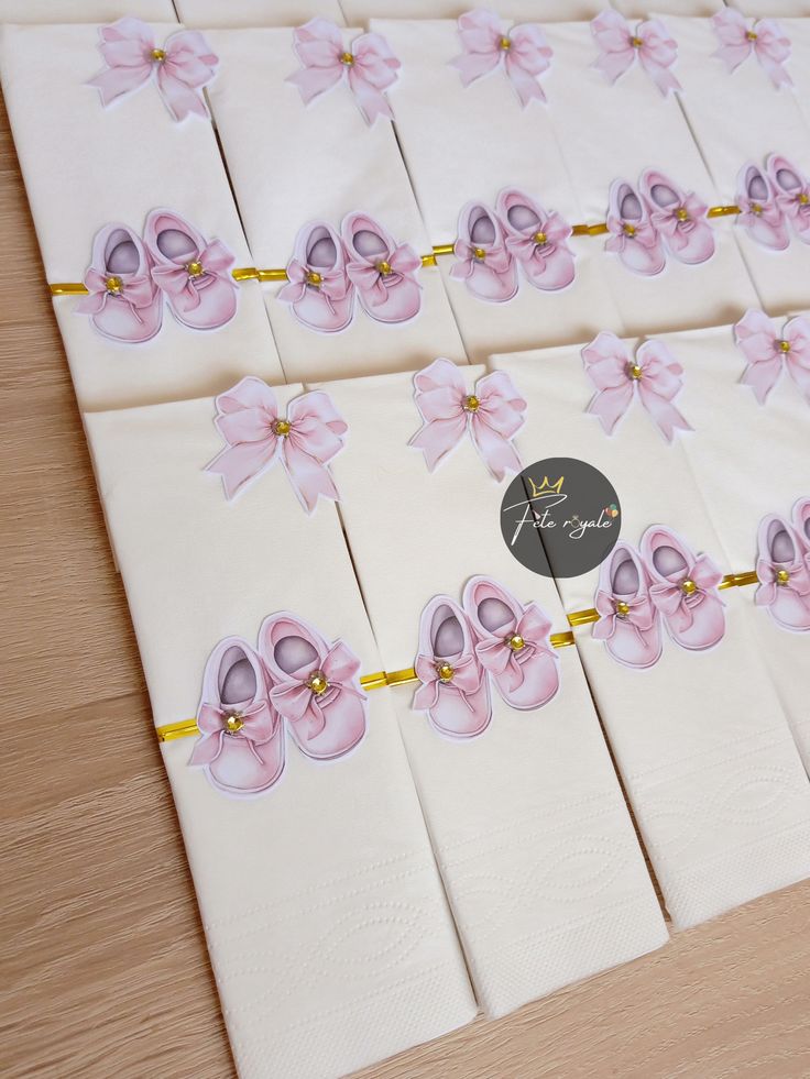 Serviettes Chaussons Rose - Décoration Table Naissance Élégante